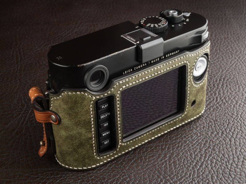 背面はブリッジありのスタイルで、保護性の高いケースに仕上がっている。