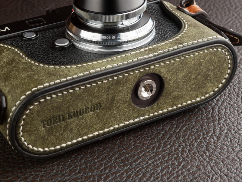 三脚穴にネジで固定する。ネジまわりに余裕があり、ハンドル付きのネジも使用可能だ。