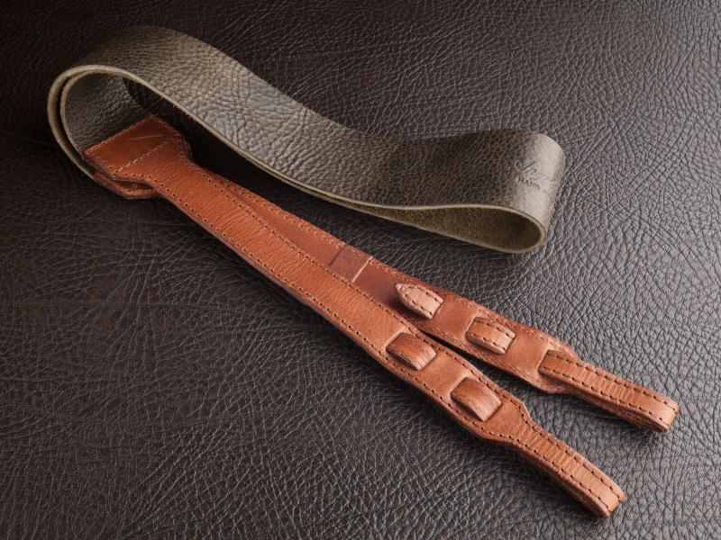 アンジェロペレのライカSL用ストラップはオフィシャルサイトで114.9ユーロだった。