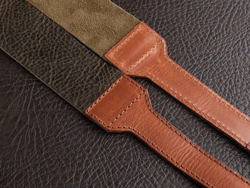 サファリグリーンとキャメルのコンビネーション。レザーの質感はかなり良い。