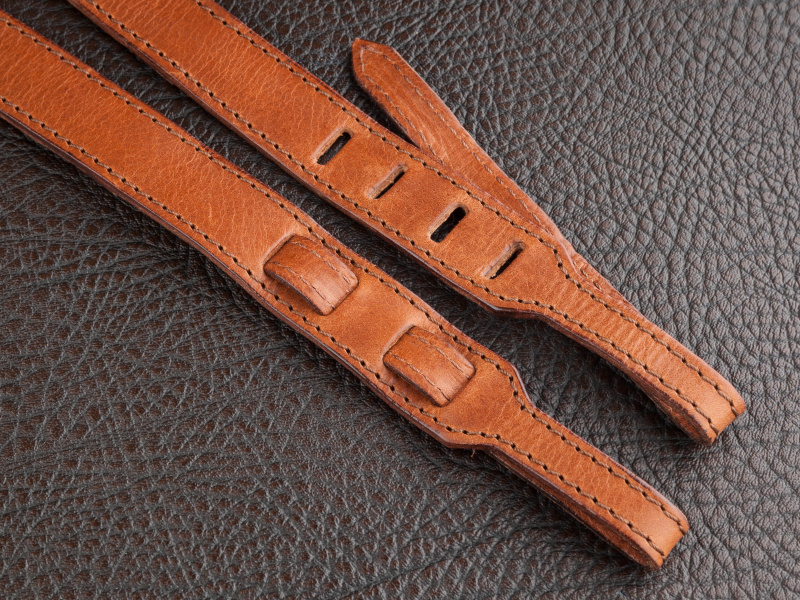 先端をカメラのスリットや二重リングに通し、編み込んで固定する。