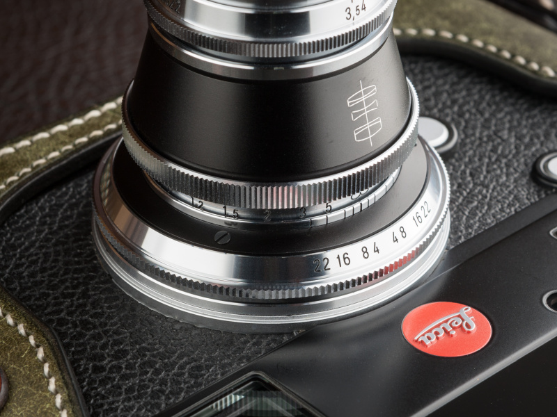カプラーの上にレンズが載ったようなデザインは、やはり確信犯なのだろうか。