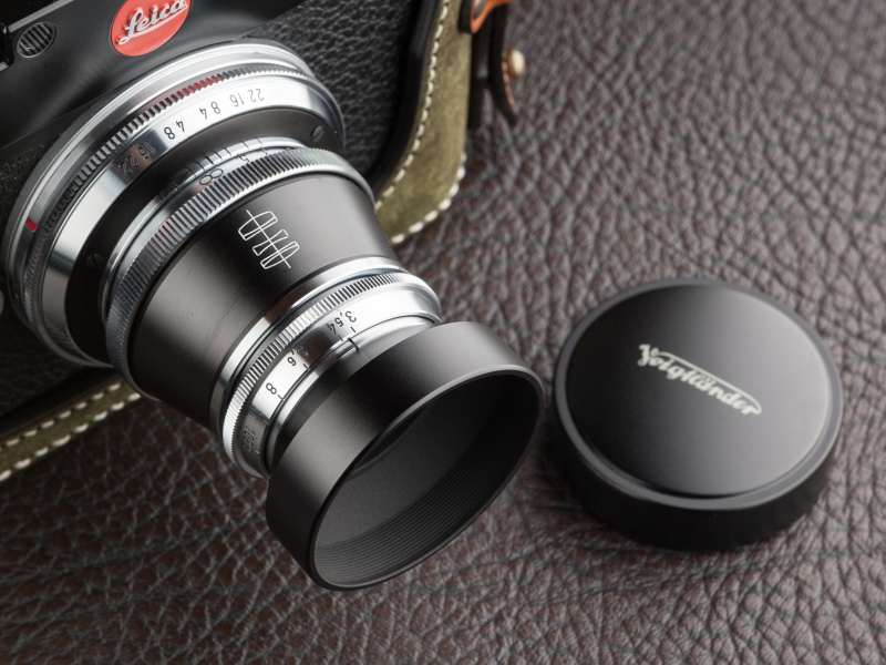 円形のメタルフードが付属する。キャップもメタル製だ。