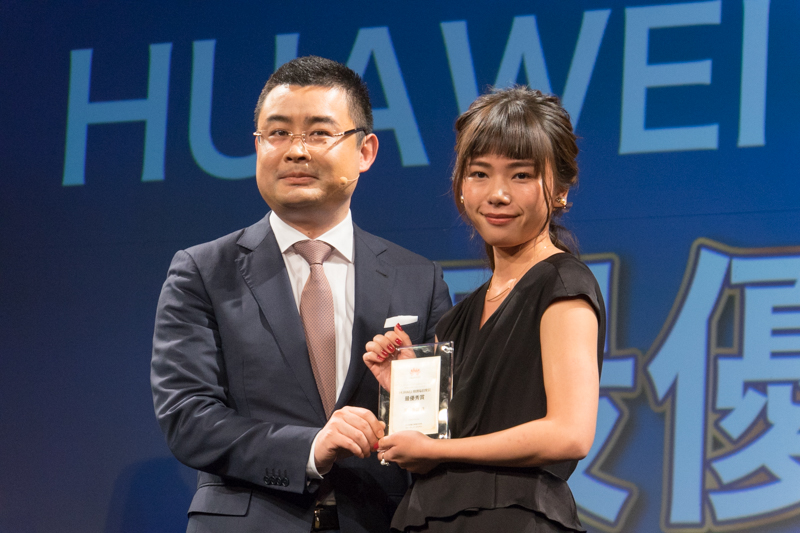 最優秀賞の関美波さん（右）。隣はHUAWEI Device Company Japan Korea Regional Presidentの呉波氏。