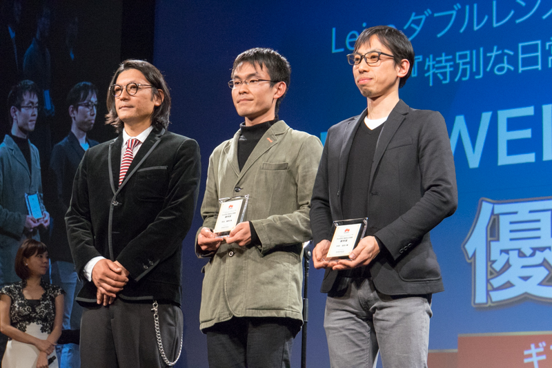 優秀賞の中村信也さん（中央）と芳田峻典さん（右）。