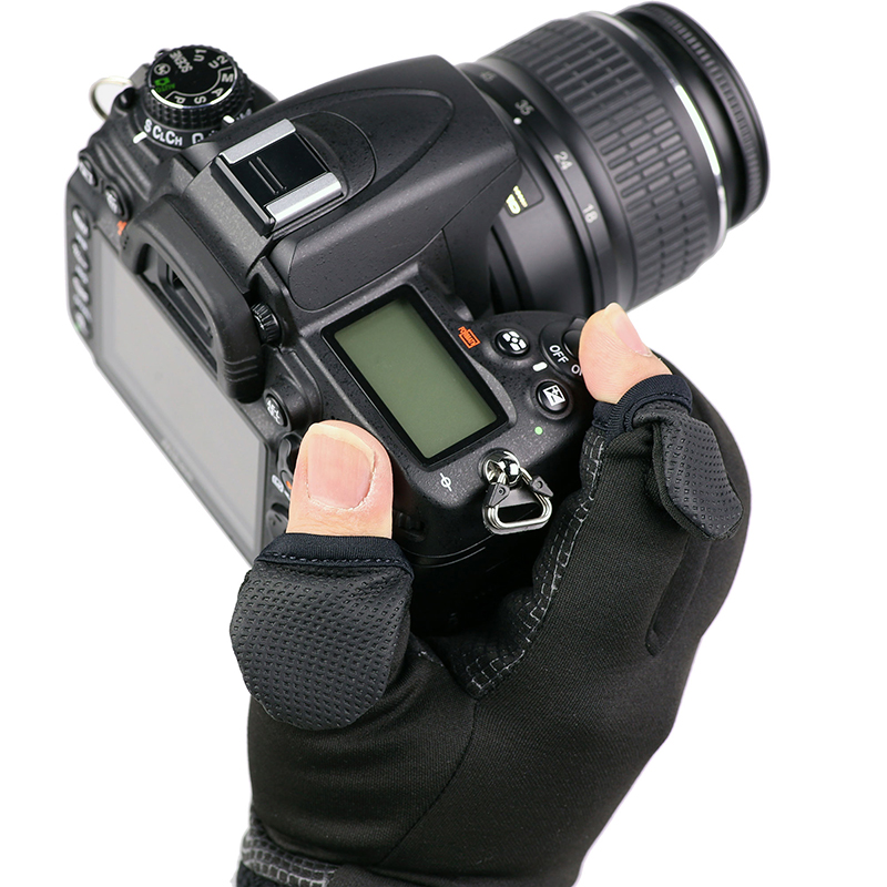 親指と人差し指は外に出すことができる。折り返し部はマグネットで固定される