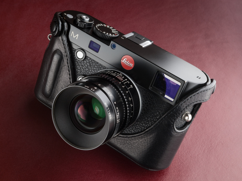 軍艦部の上端までしっかりとレザーで覆う。両サイドのフックボタンで固定する。