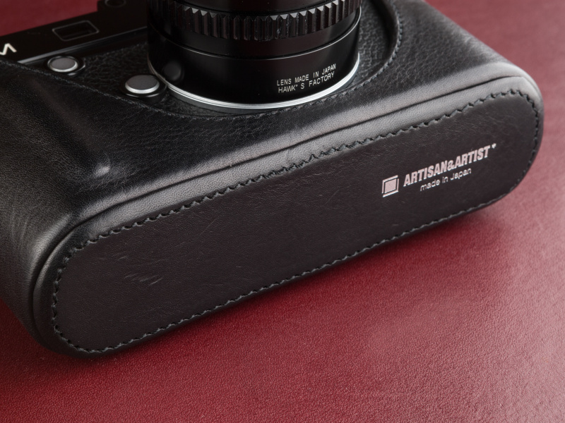 底面にはメーカーロゴが入る。ネジ止めしないタイプなので、出先でもスマートに着脱できる。