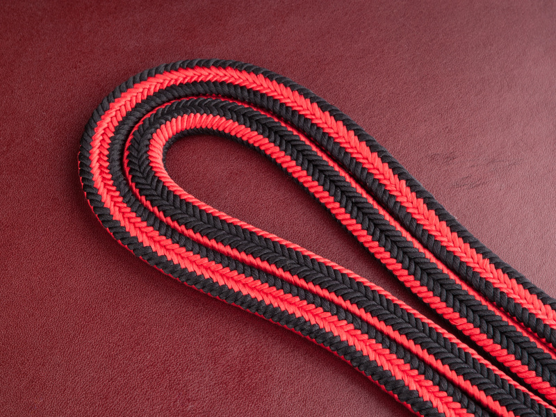 ツートーン仕様の他、ブラック、レッドのカラバリがある。平織りはねじれに強いという。