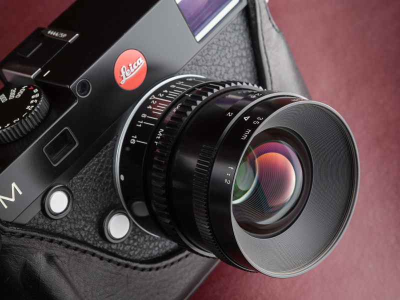 ツバサのスワロー35mm F2は10万円台後半になる見込みだという。球体のような大きな前玉が圧巻だ。