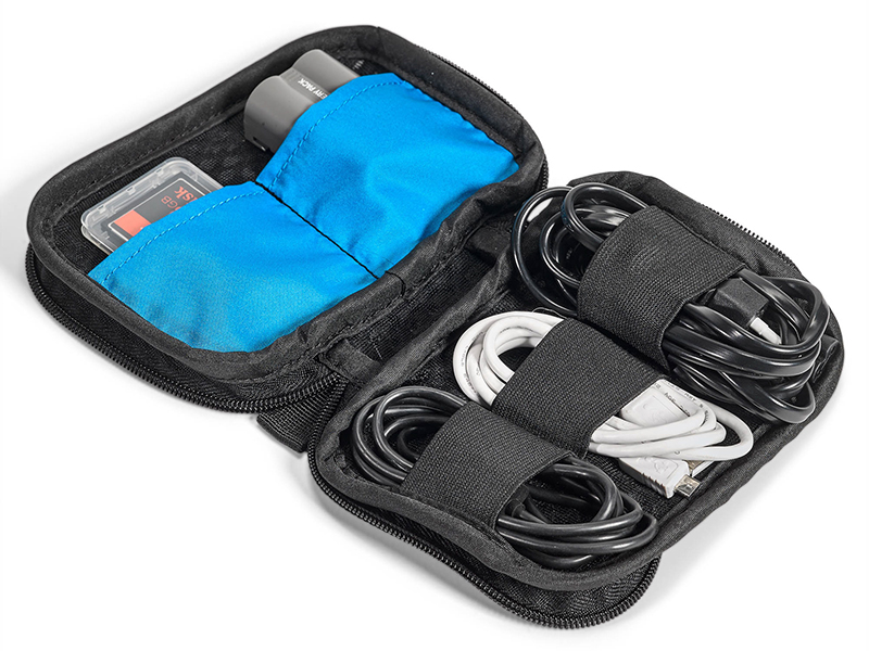 付属のジッパーポーチ