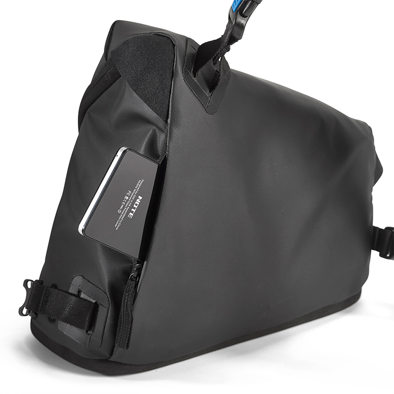 スマートフォンなどが収納できるサイドポケット