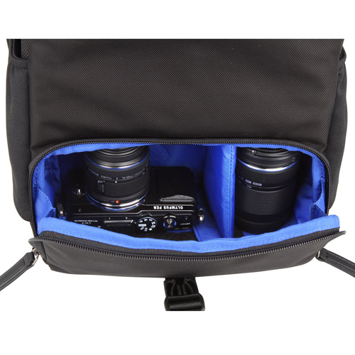 バッグの下段がカメラ収納部。着脱可能な仕切り板が付く