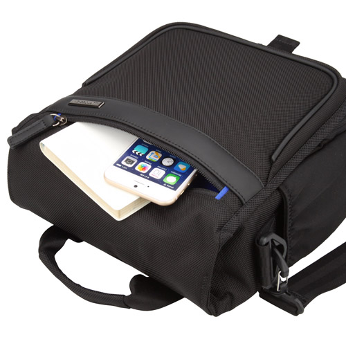 小物などの収納に利用できるファスナー式のフロントポケット