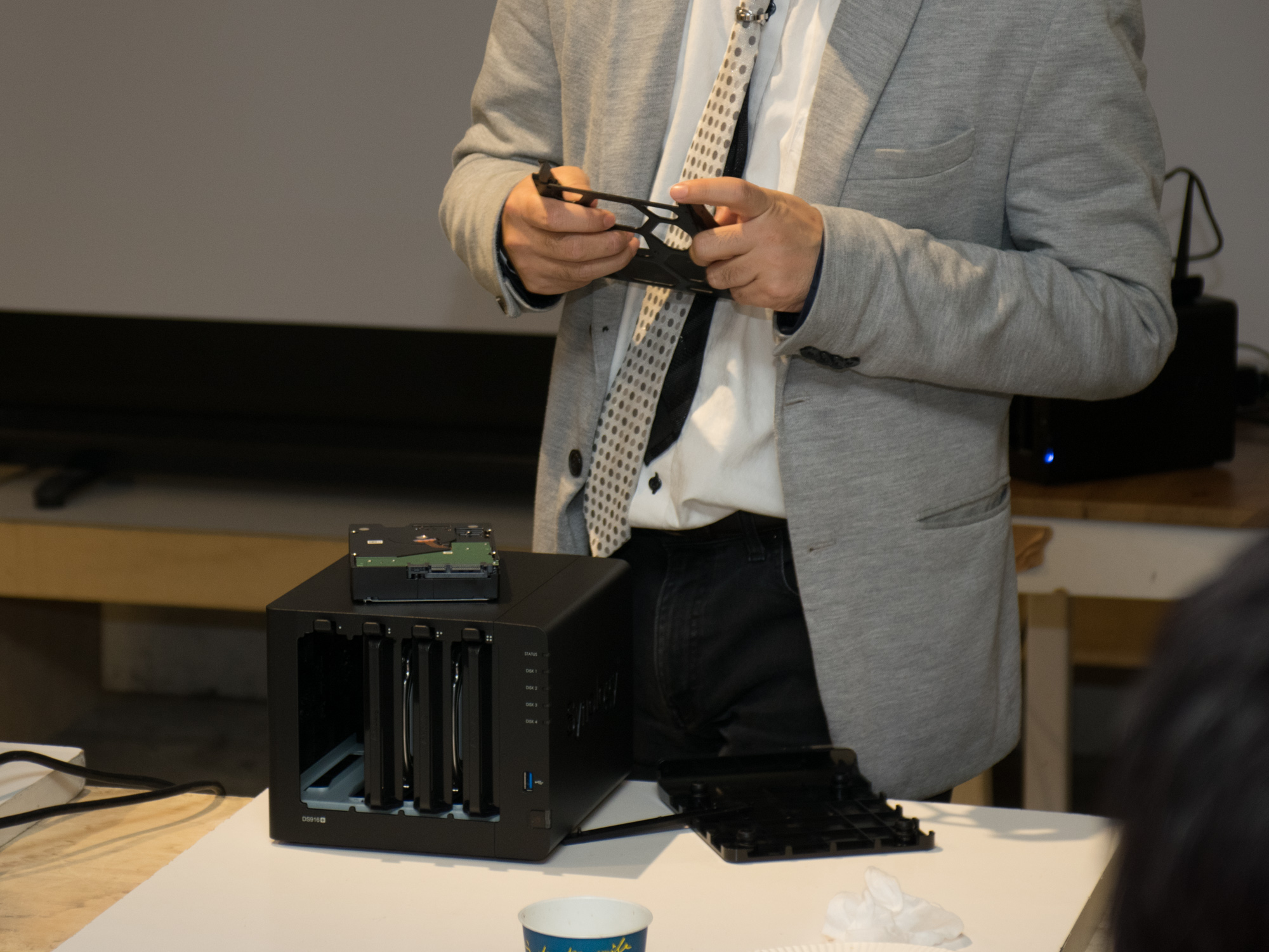 実際にHDDを載せ替えて、NASの運用方法を説明した