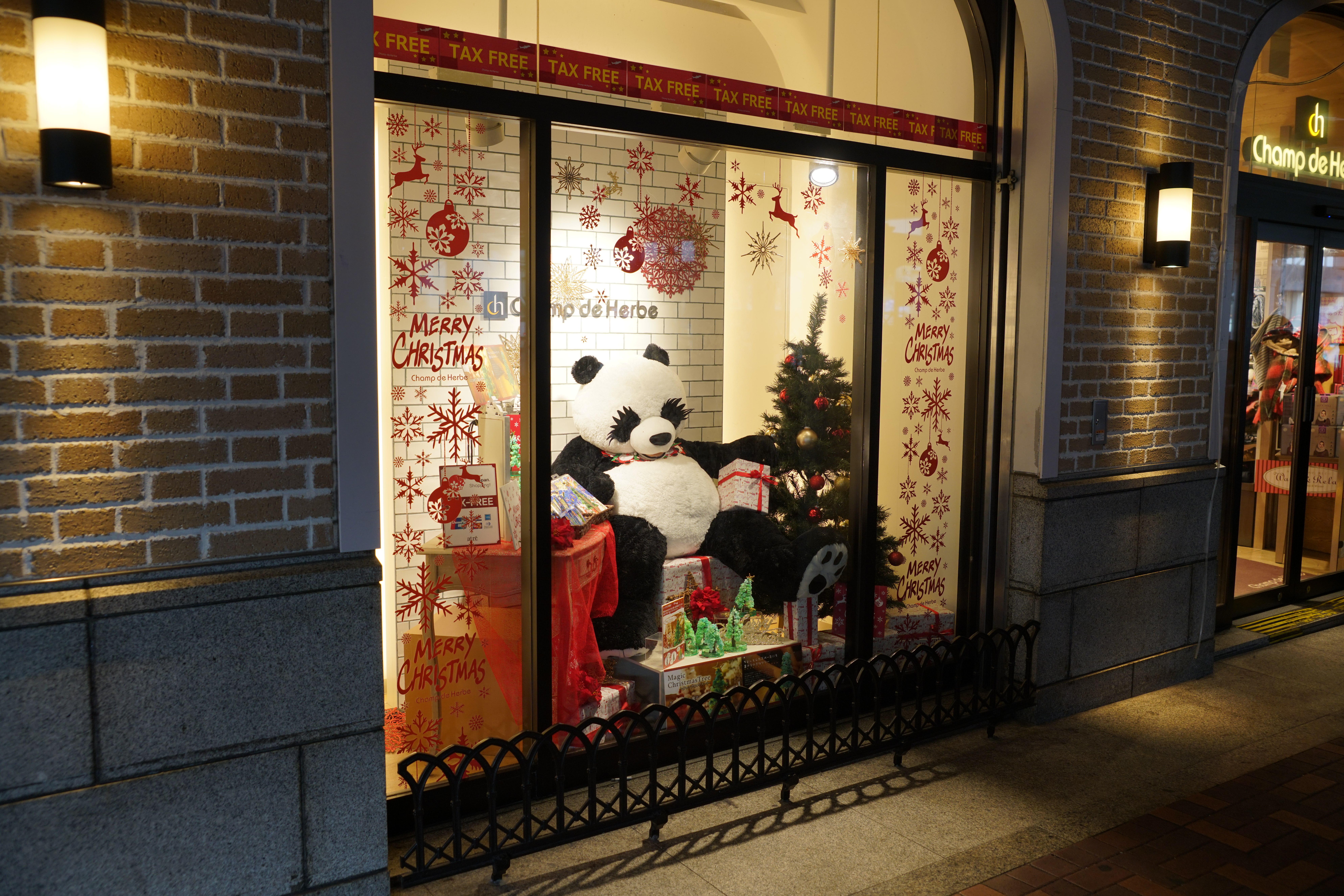 α99 II / Vario-Sonnar T* 24-70mm F2.8 ZA SSM II / 1/60秒 / F4 / 0EV / ISO400 / 絞り優先AE / 28mm