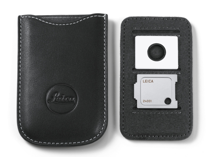 既存の視度補正レンズをライカM10に取り付けるアダプター（別売）。SDカード入れに収まった状態で販売される。右上が視度補正レンズ用のネジアダプター、右下がネジアダプター着脱用のプレート