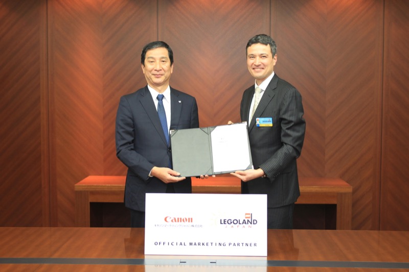 左からキヤノンMJ代表取締役社長の坂田正弘氏とLEGOLAND Japan代表取締役社長トーベン・イェンセン氏。