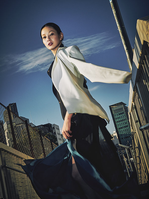 太陽光の色が変わり始める時間にエレクトロニックフラッシュFL-900Rを使用して日中シンクロしている。タッチパネルで直感的にピント位置を決められるAFターゲットパッドの恩恵で、モデルの立ち位置を柔軟に変えながら動きを表現した。<br><span class="fnt-85">オリンパス OM-D E-M1 Mark Ⅱ / M.ZUIKO DIGITAL ED 25mm F1.2 PRO / 25mm（50mm相当） / マニュアル露出（F8、1/200秒） / ISO 200</span>