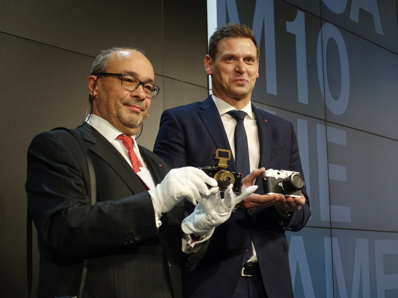 ウル・ライカを手にするアンドレアス・カウフマン社主（左）と、ライカM10を手にするオリバー・カルトナーCEO