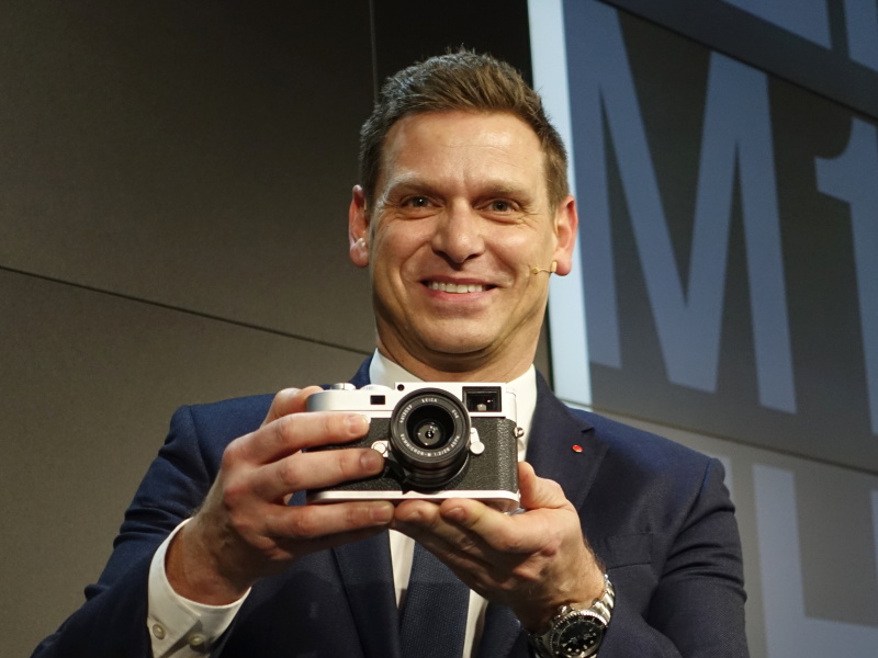 ライカM10を手にするオリバー・カルトナーCEO