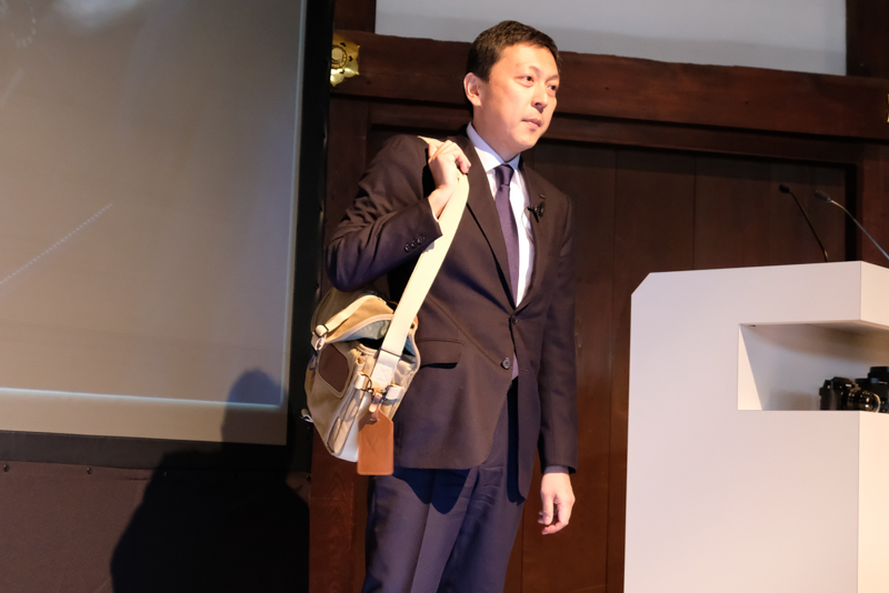 「この鞄にGFX本体と3本のレンズが入る」と、コンパクトにまとまる点をアピールした