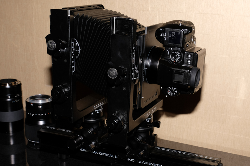 ビューカメラに装着できるアダプターも用意する