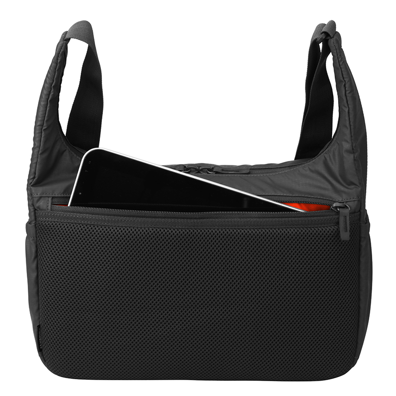 背面にはタブレット収納に使えるジッパーポケットを備える