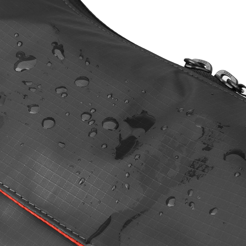 水や汚れに強いポリカーボネートコーティングを施した軽量ナイロン素材を使用