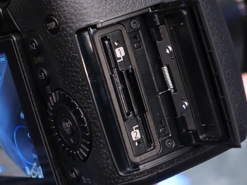 記録メディアスロット