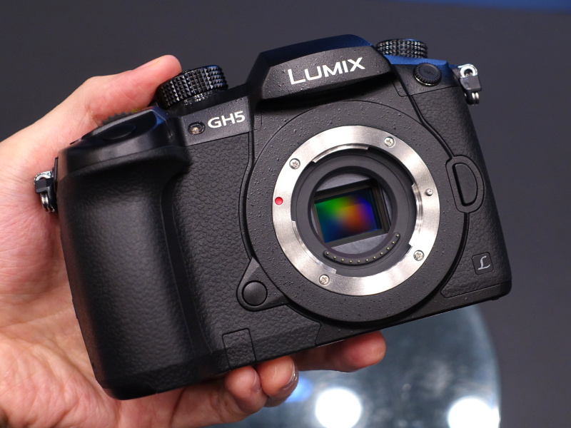 有効2,030万画素の新センサーを採用