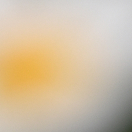 奥行きのあるシーンでは被写界深度が浅くなりやすく、①ピントが合ってシャープに見える部分、②少しぼけて見える部分、③大きくぼけて見える部分ができやすくなります。