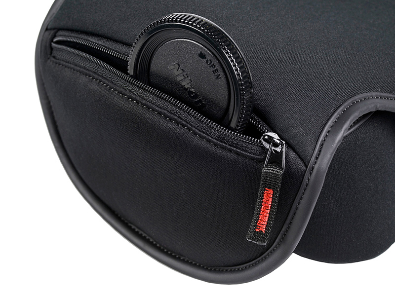 キャップやメモリーカードなどを収納できるサブポケット