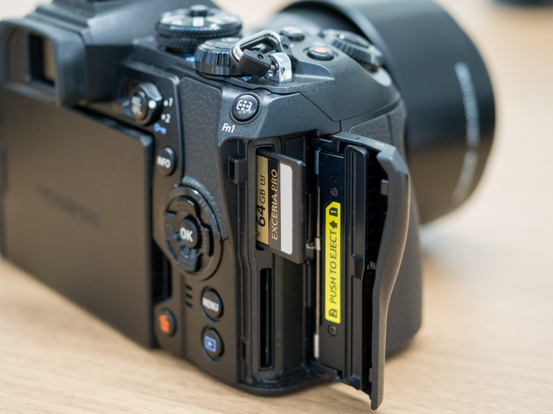 SDXC UHS-IIに対応することで、バッファの消化スピードが速くなった（上スロット）。