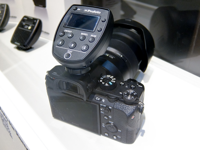 α7R IIに装着されているのがAir Remote TTL-S。フォトキナ2016で撮影。