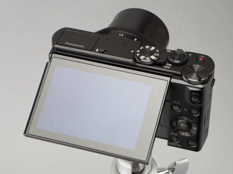 液晶モニターは単純な1軸のチルト式なので操作に迷うことはない。