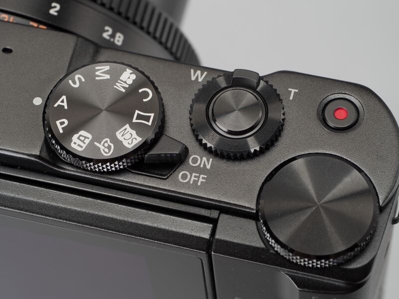 LUMIX TX1と同様の配置だが、各ダイヤルはTX1に比べるとローレットが深くて高級感はTX1より上だ。