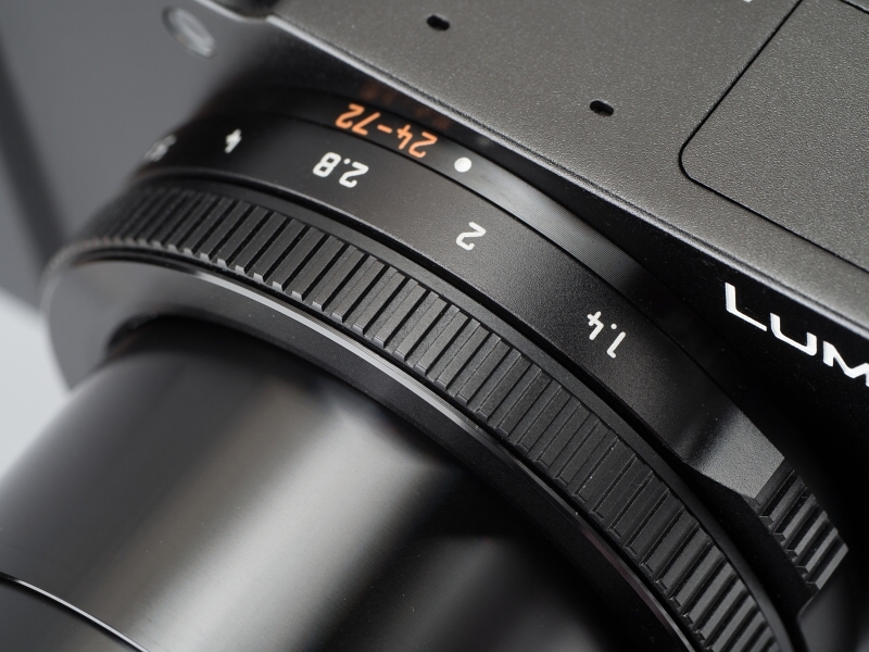 アナログ式の絞りリングを装備。1/3ステップの設定が可能で、写真はF2と1/3のところに設定した状態。回転角が大きく、一気に絞り込みたいときなどの操作性はちょっと疑問がある。