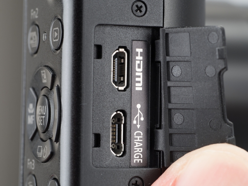 インターフェースはHDMIとUSBの2つ。USB充電に対応するので、屋外ではモバイルバッテリーなどでも充電できるのは便利。