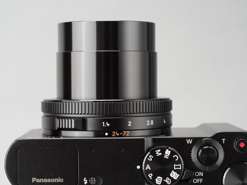 電源オフのレンズ収納時と電源オンでレンズを繰り出したときの様子。F1.4の大口径だけあってレンズ鏡胴は結構太い。