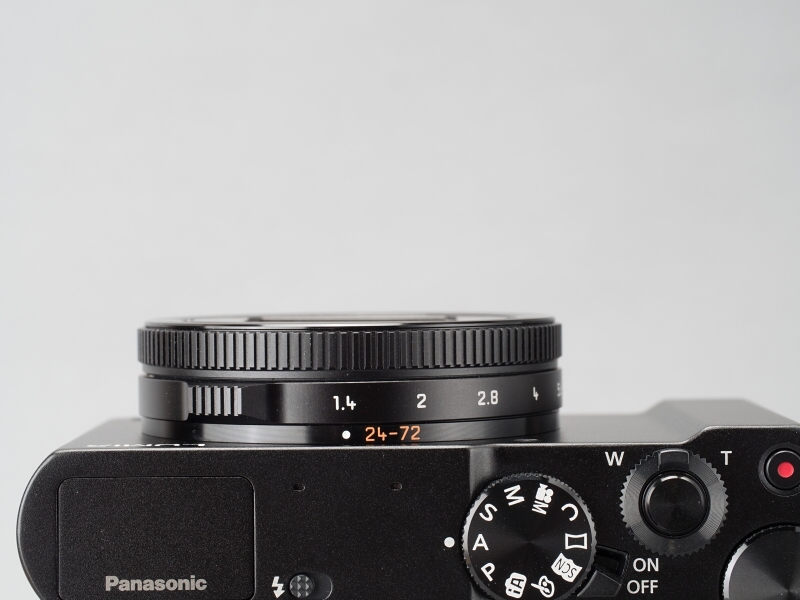 電源オフのレンズ収納時と電源オンでレンズを繰り出したときの様子。F1.4の大口径だけあってレンズ鏡胴は結構太い。