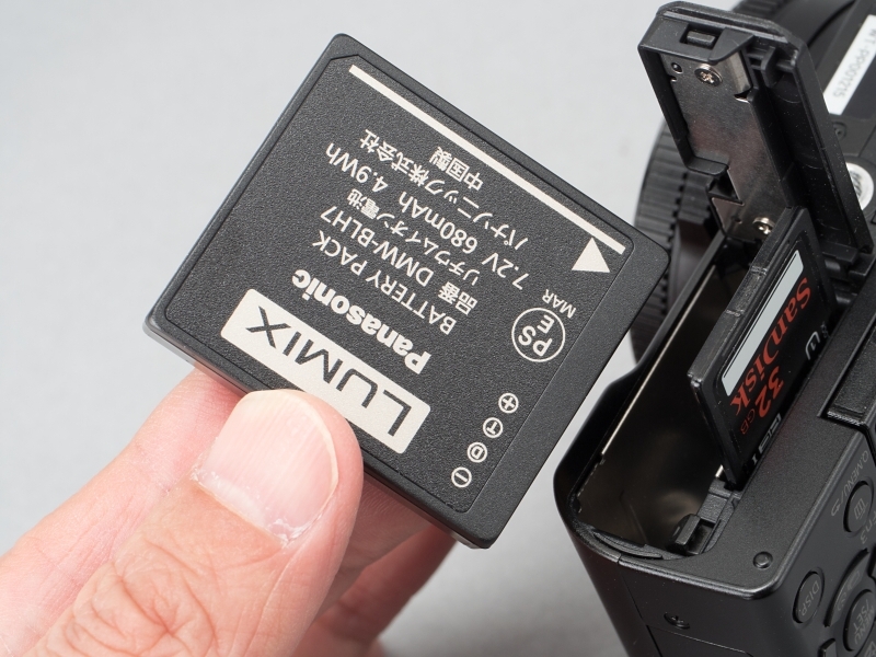 バッテリーは680mAhタイプ。USB充電のため、電池を取りだして充電するためのチャージャーは付属しないが、オプションで用意されている。