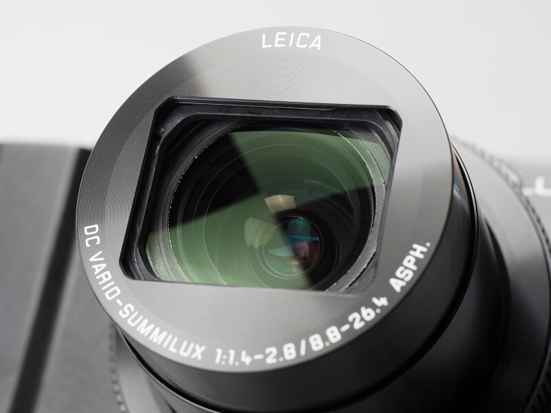 レンズ構成は9群11枚で、両面非球面が4枚、両面非球面EDレンズが2枚、超高屈折率UHRレンズが1枚使われている。