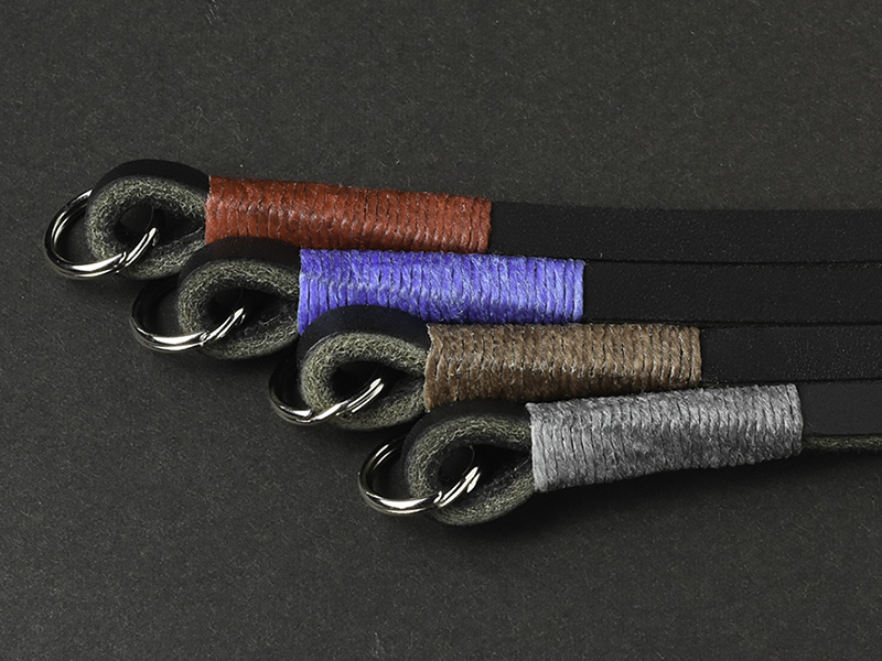 4色（レッド、ブルー、ブラウン、グレー）のワックスコード。写真のストラップカラーはブラック