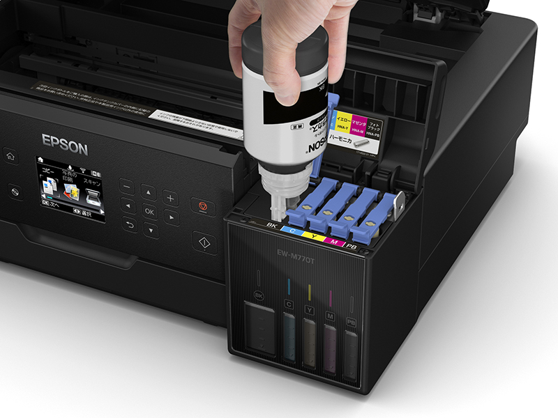 インクをエコタンクに充填。インクによって差し込み口の形状が異なり、インクの入れ間違えを防ぐ。