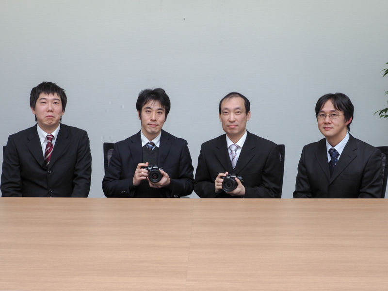 （左から）<br>オリンパス株式会社　映像開発本部　映像商品開発2部　鎌田竜二氏<br>オリンパス株式会社　画像システム開発本部　画像システム開発2部　味戸剛幸氏<br>オリンパス株式会社　画像システム開発本部　メカ制御技術部　田中潔氏<br>オリンパス株式会社　画像システム開発本部　画像システム開発3部　細野兼矢氏