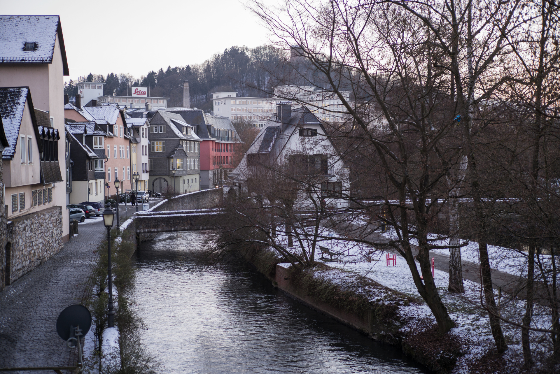 ウェッツラーの旧市街から、かつてのライツ本社（現ライカマイクロシステムズ社）を望む。F2.8で撮影。この絞り値だと最周辺部は若干甘さが残るものの、個人的には許容範囲内。LEICA M（Typ240） / ISO400 / F2.8 / 1/45秒 / WB:オート