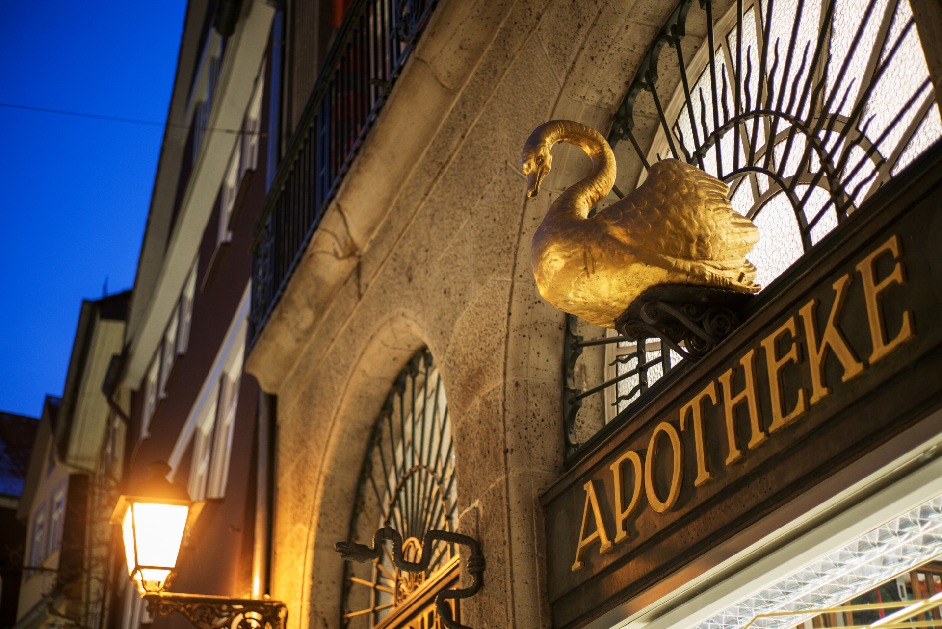 ウェッツラー旧市街にある古い薬局。絞り開放でも合焦部の解像感は期待に違わない。画面周辺に光源を入れてもフレアはこの程度。LEICA M（Typ240） / ISO400 / F2 / 1/30秒 / WB:オート