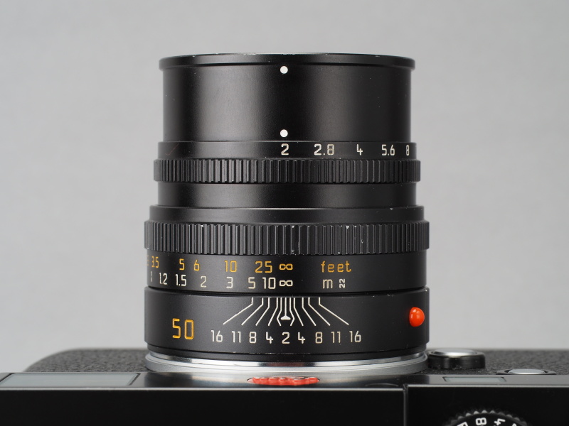 鏡胴に組み込まれたスライド式フードは非常に手軽に使える。これでロック機構があれば最高なのだけど。