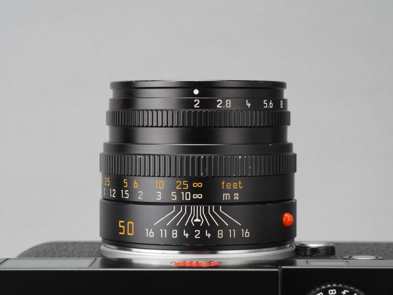 鏡胴に組み込まれたスライド式フードは非常に手軽に使える。これでロック機構があれば最高なのだけど。